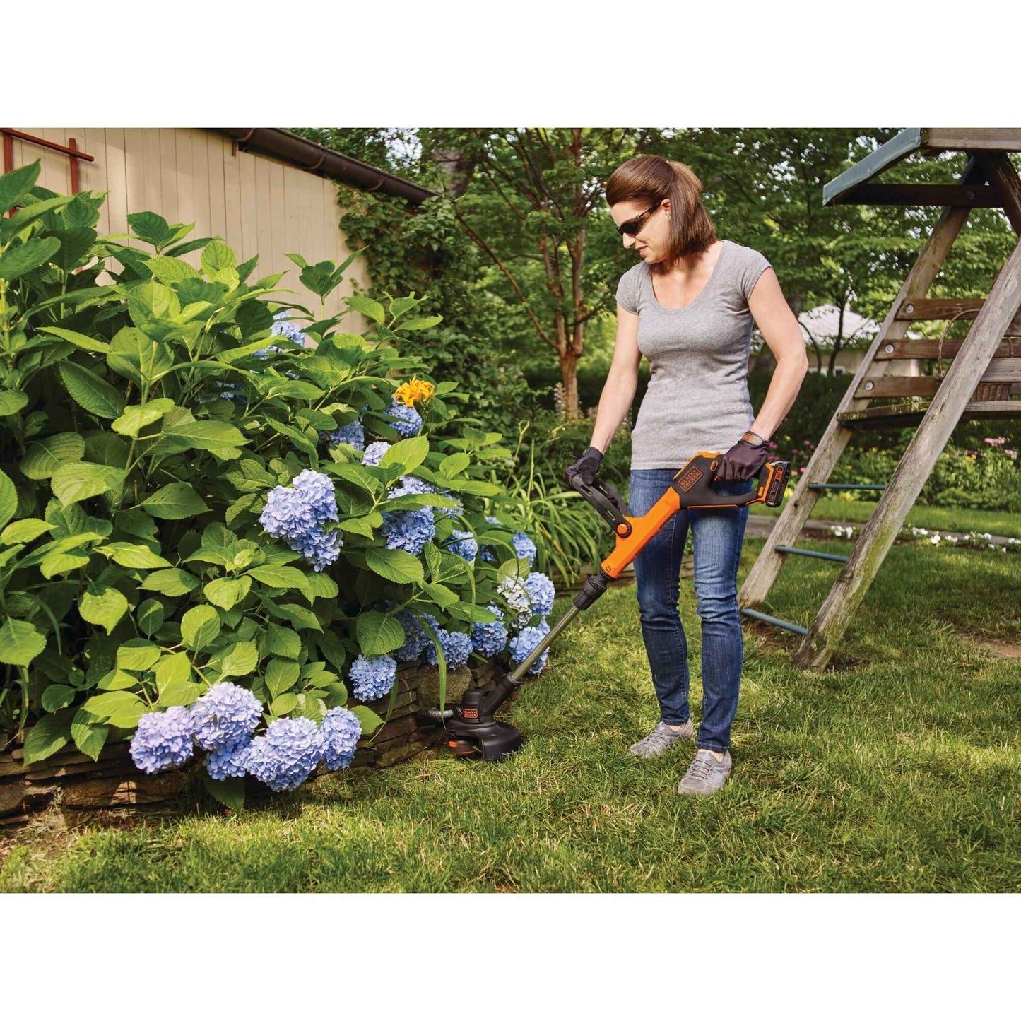 BLACK+DECKER 20V MAX* Lithium EASYFEED String Trimmer/Edger, LSTE523