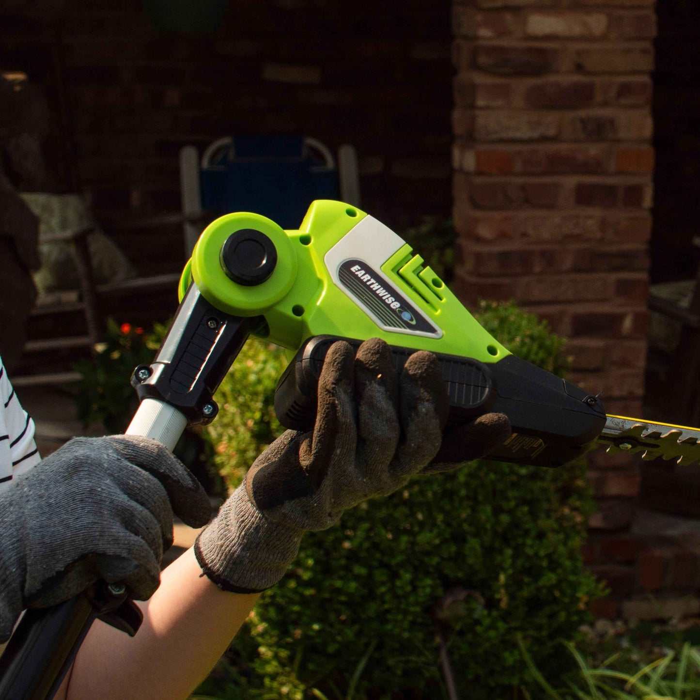 Earthwise LPHT12022 20" Cordless Electric 20 Volt Pole Hedge Trimmer (2Ah Battery and Charger Include)