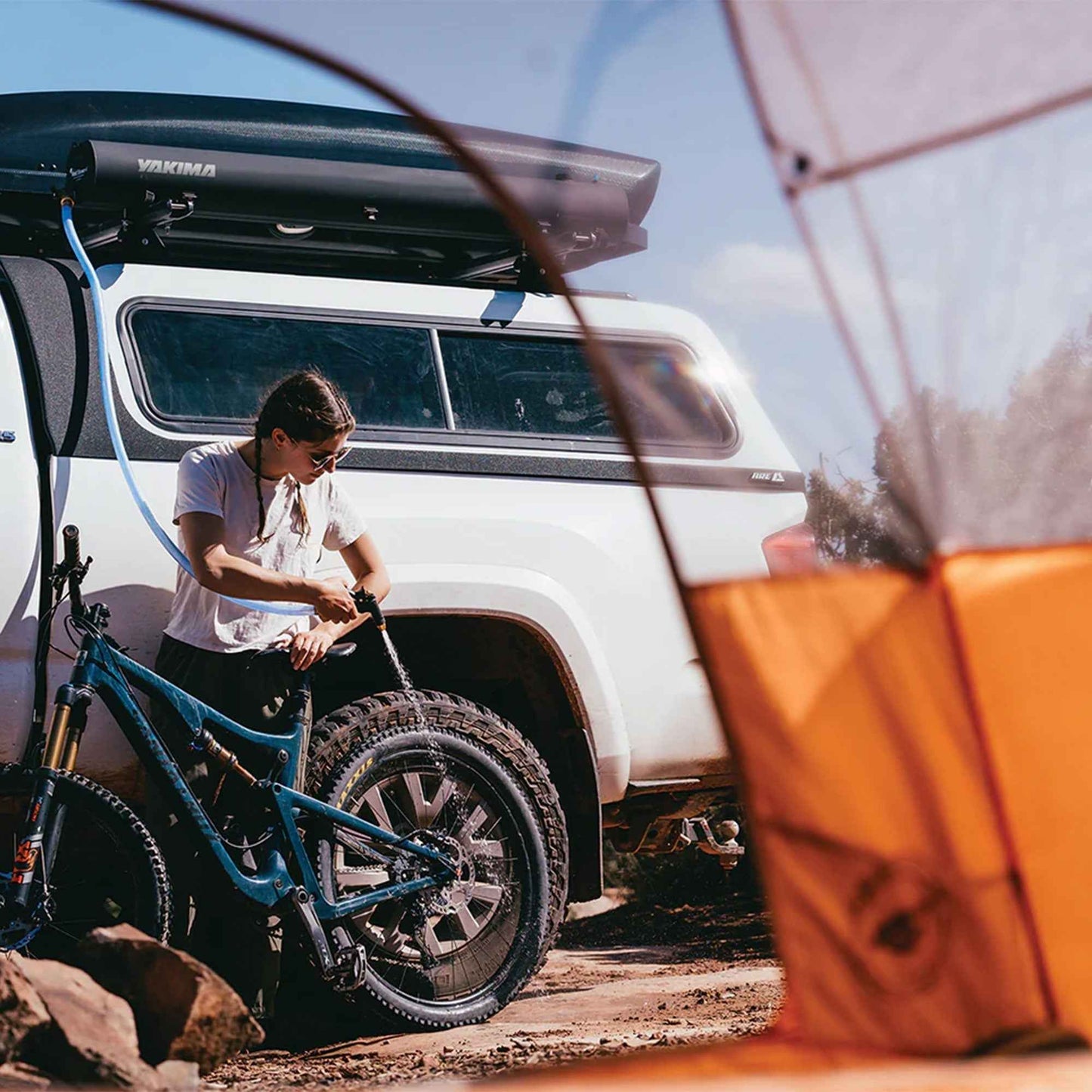 YAKIMA RoadShower Small 4 Gal Portable Aluminum Pressurized Water Storage, Black