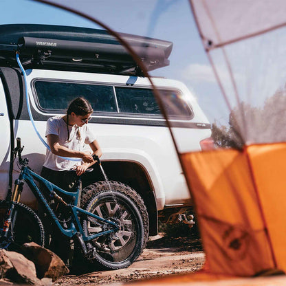 YAKIMA RoadShower Small 4 Gal Portable Aluminum Pressurized Water Storage, Black