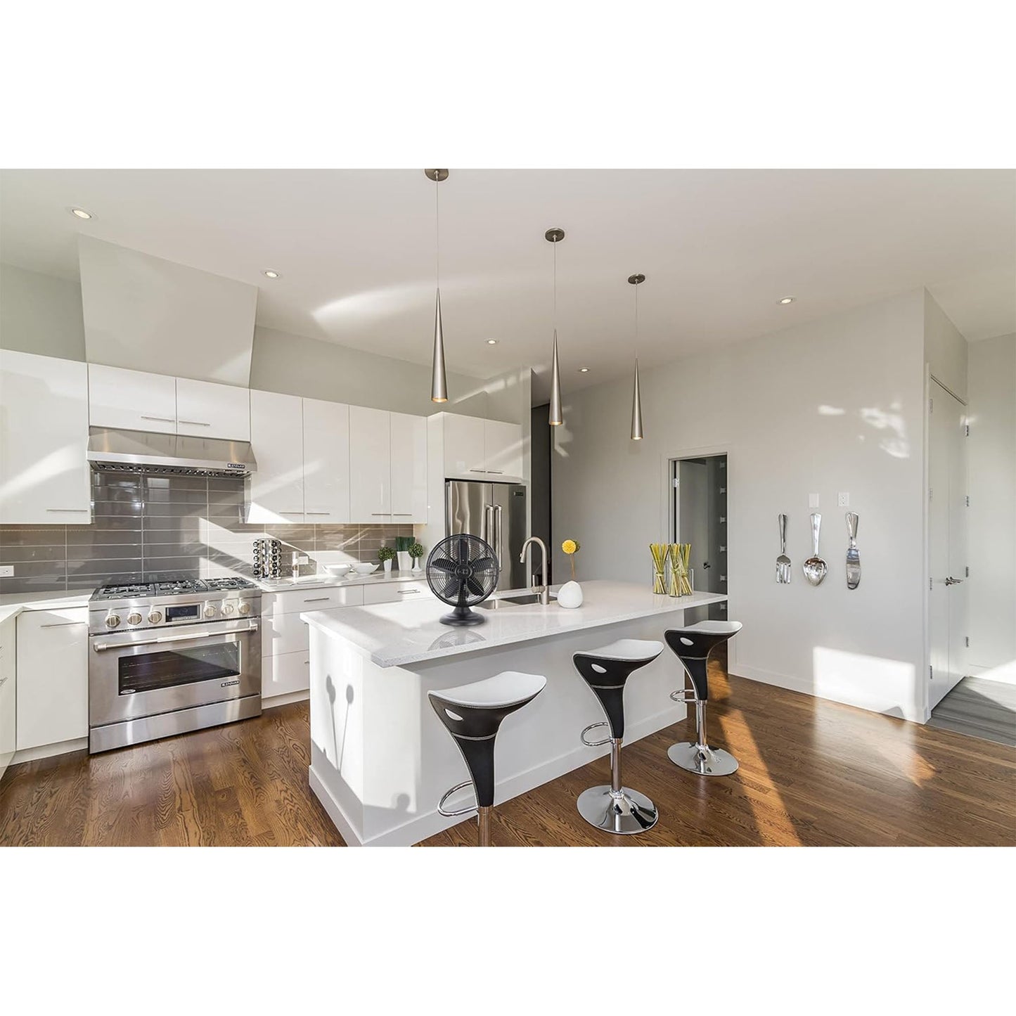 Good Housekeeping All-Metal Oscillating Retro Desk Fan, 12 Inch, Breezewave