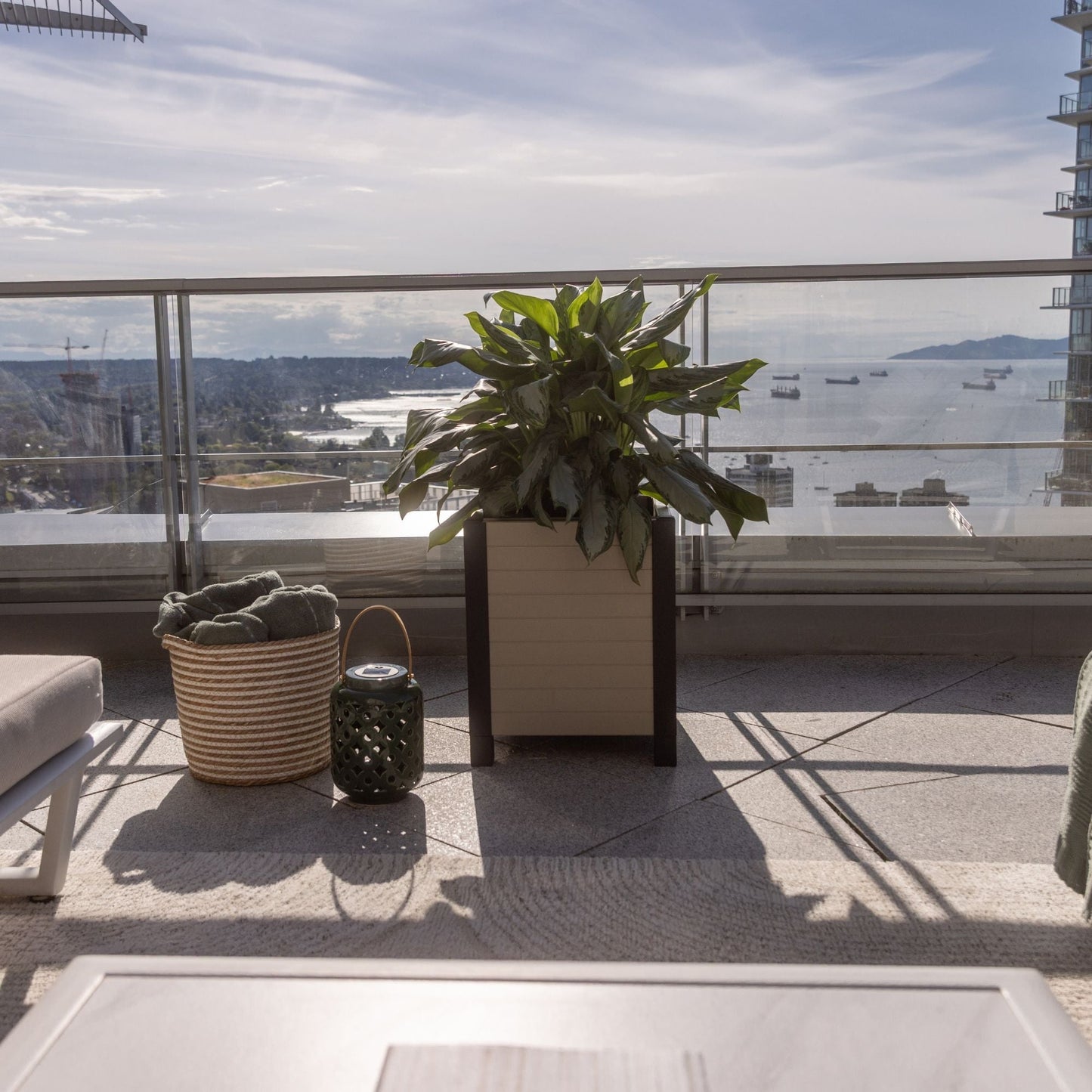 Tierra Verde 17-Inch x 17-Inch Flora Cube Planter Box for Patios or Decks, Khaki