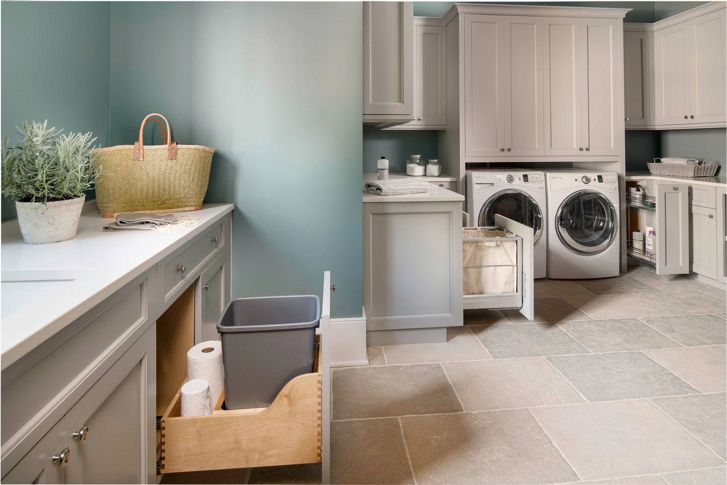 Rev-A-Shelf Single Pullout Trash Can 35 qt. w/ Soft-close Slides, 4WCSC-1535DM-1