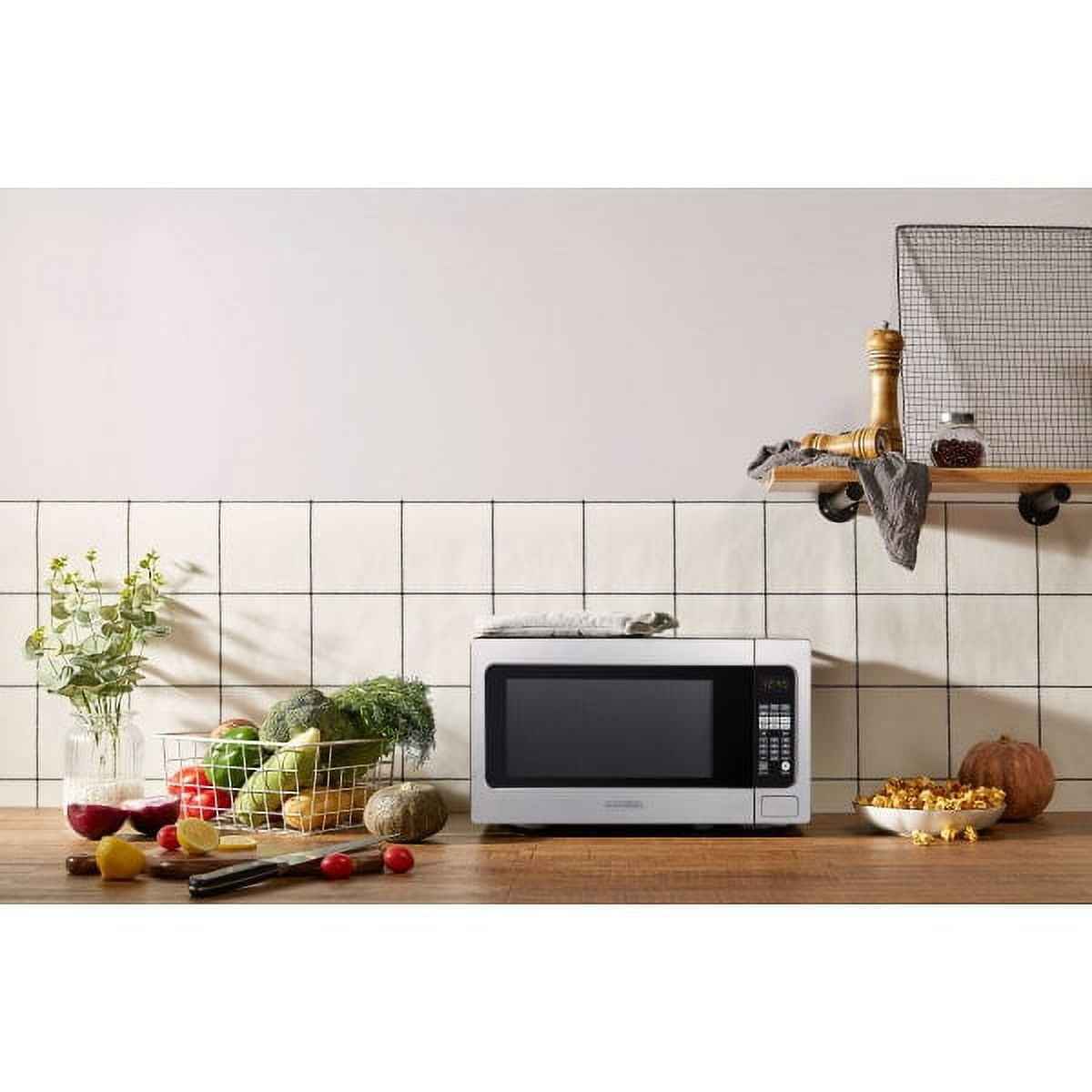 Black+Decker EM262AMY-PHB 2.2 Cu. Ft. Microwave with Sensor Cooking, Stainless Steel