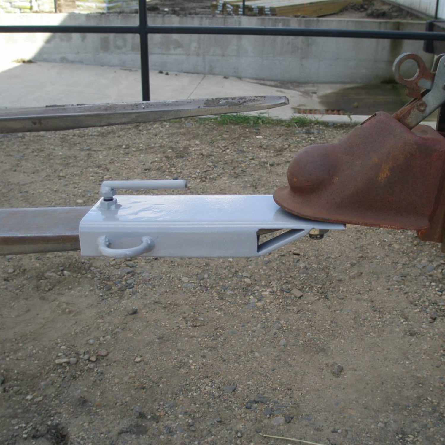 Field Tuff FTF-01FBMA 4" Ball Mount Hitch Adapter for Forklift and Tractor Forks - Find Fresh Goods